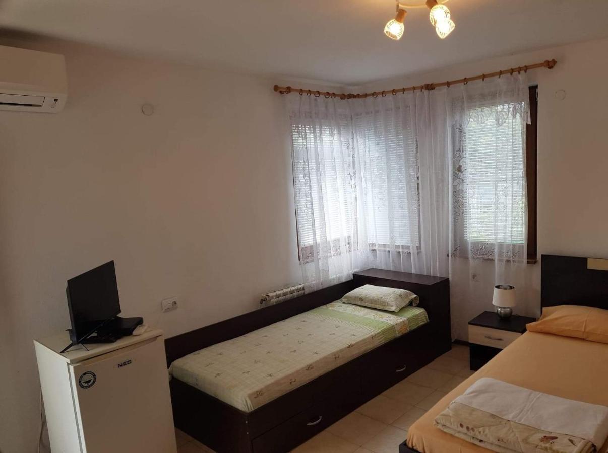 Цвета Hotel Sinemoretz Bagian luar foto